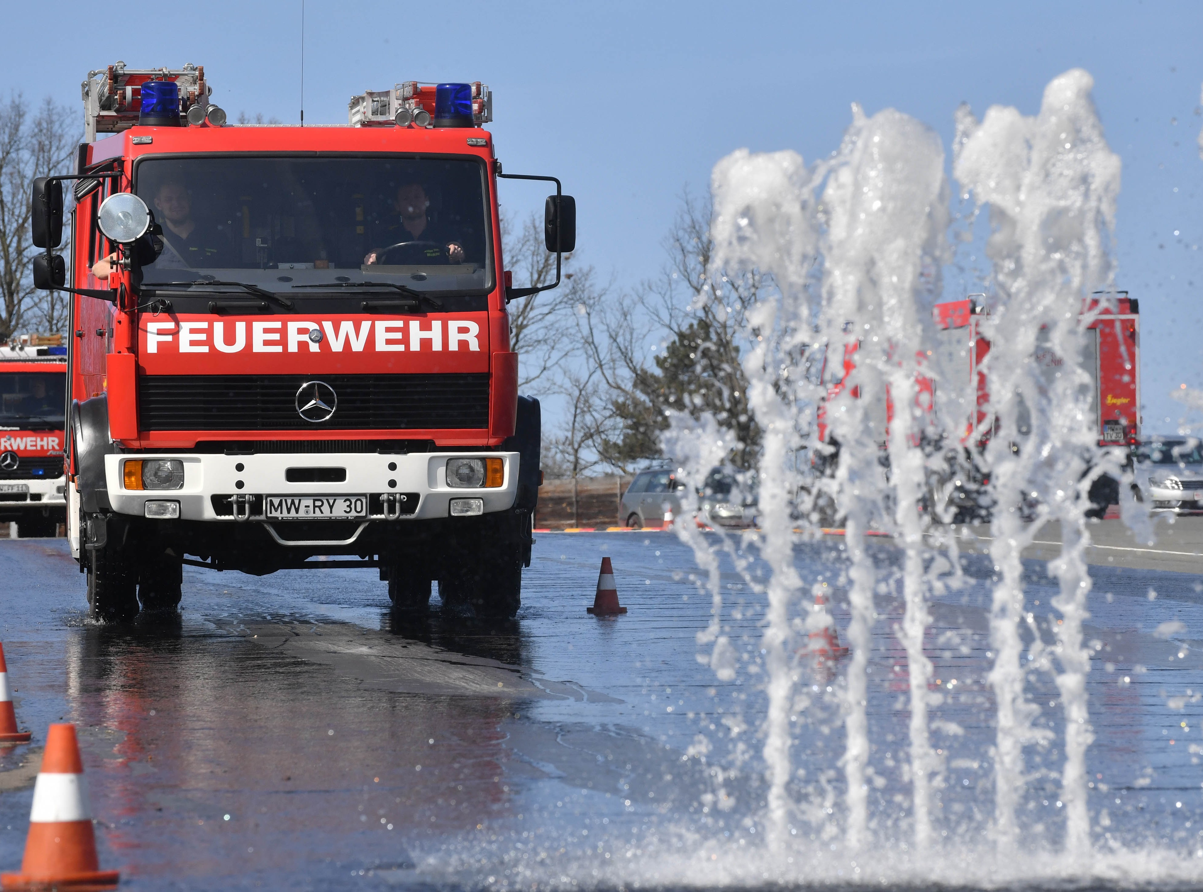 Feuerwehrtruck bei Bremsübungen auf nassem Boden