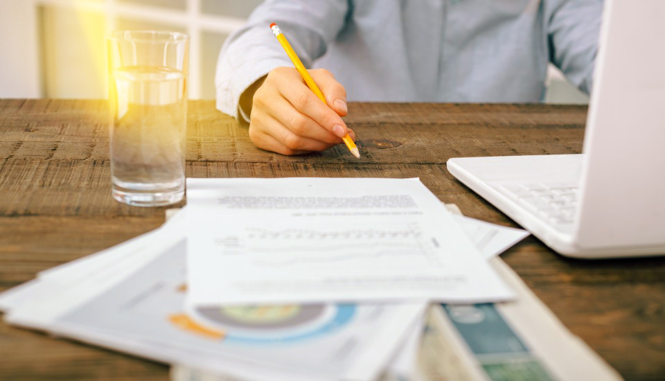 Dokumente liegen auf einem Tisch