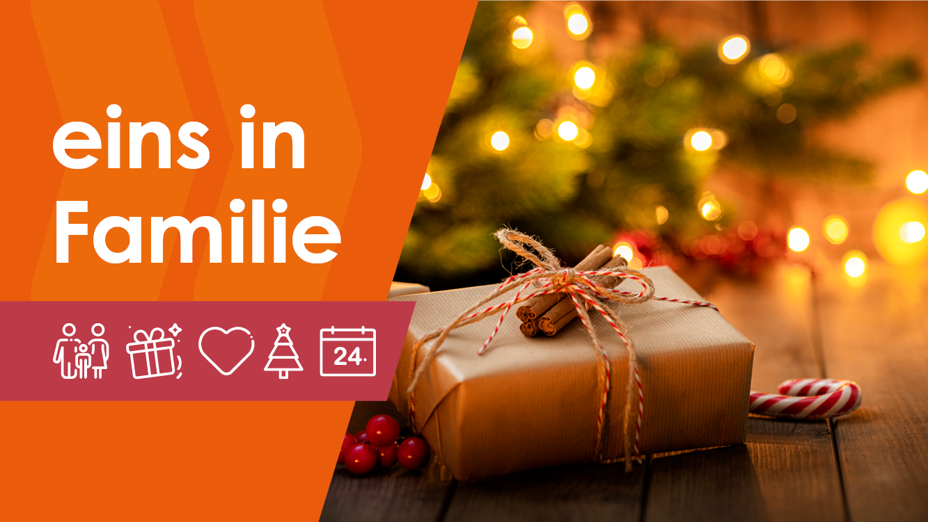 Geschenk liegt vor einem Weihnachtsbaum