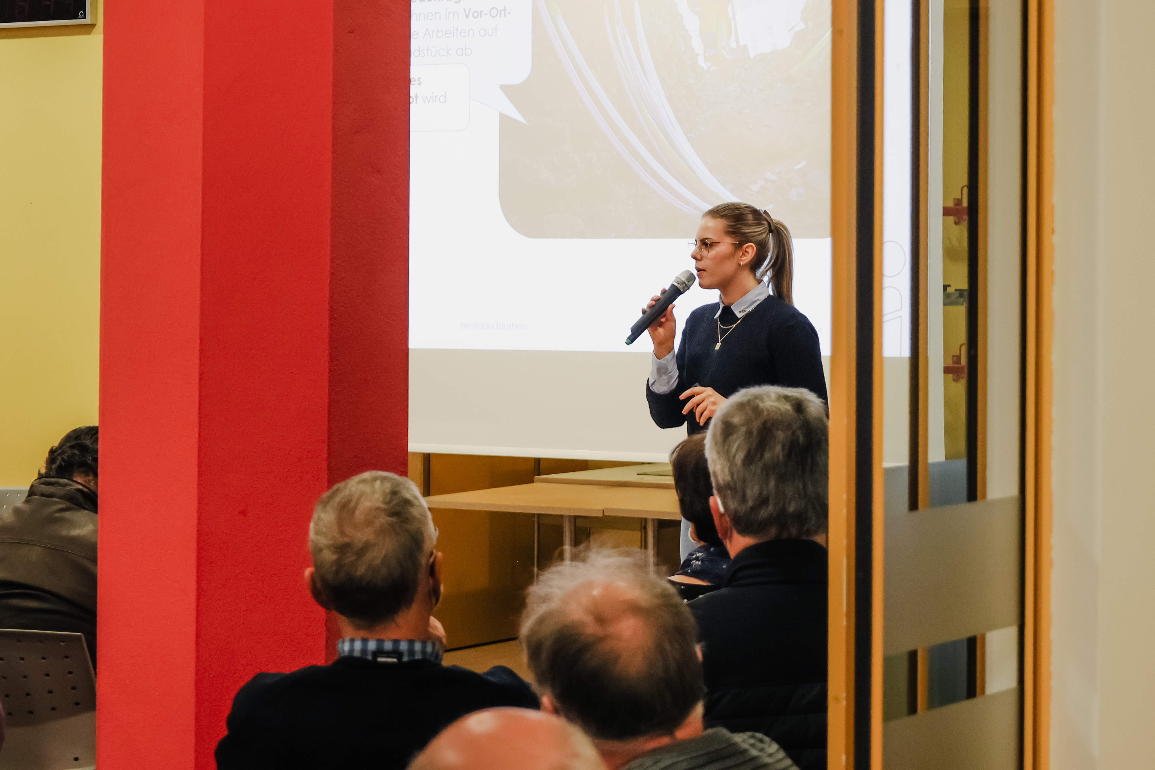 Frau mit Mikrofon bei der Glasfaserausbau Infoveranstaltung
