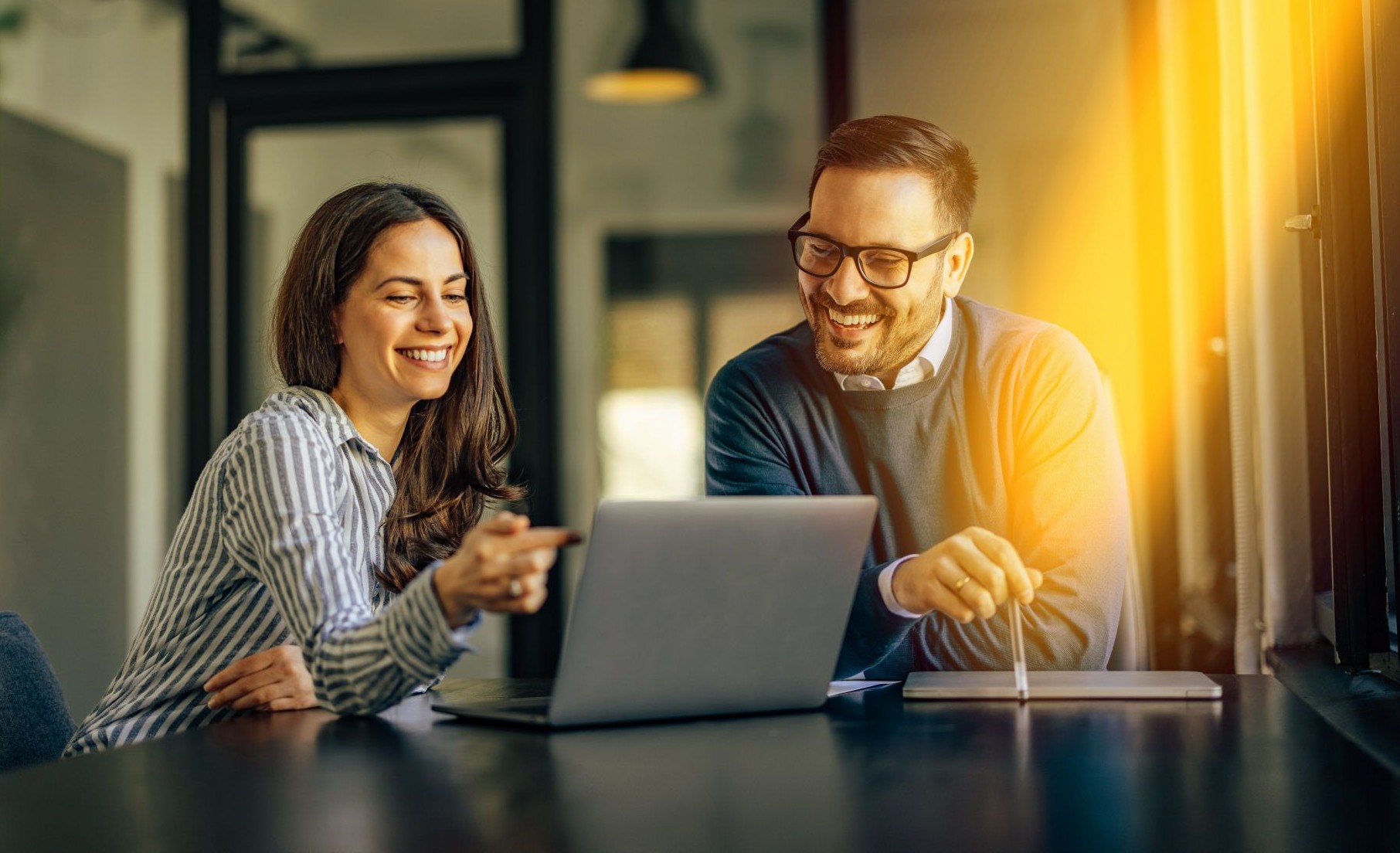 Geschäftskunden sitzen im Termin und besprechen Projekt