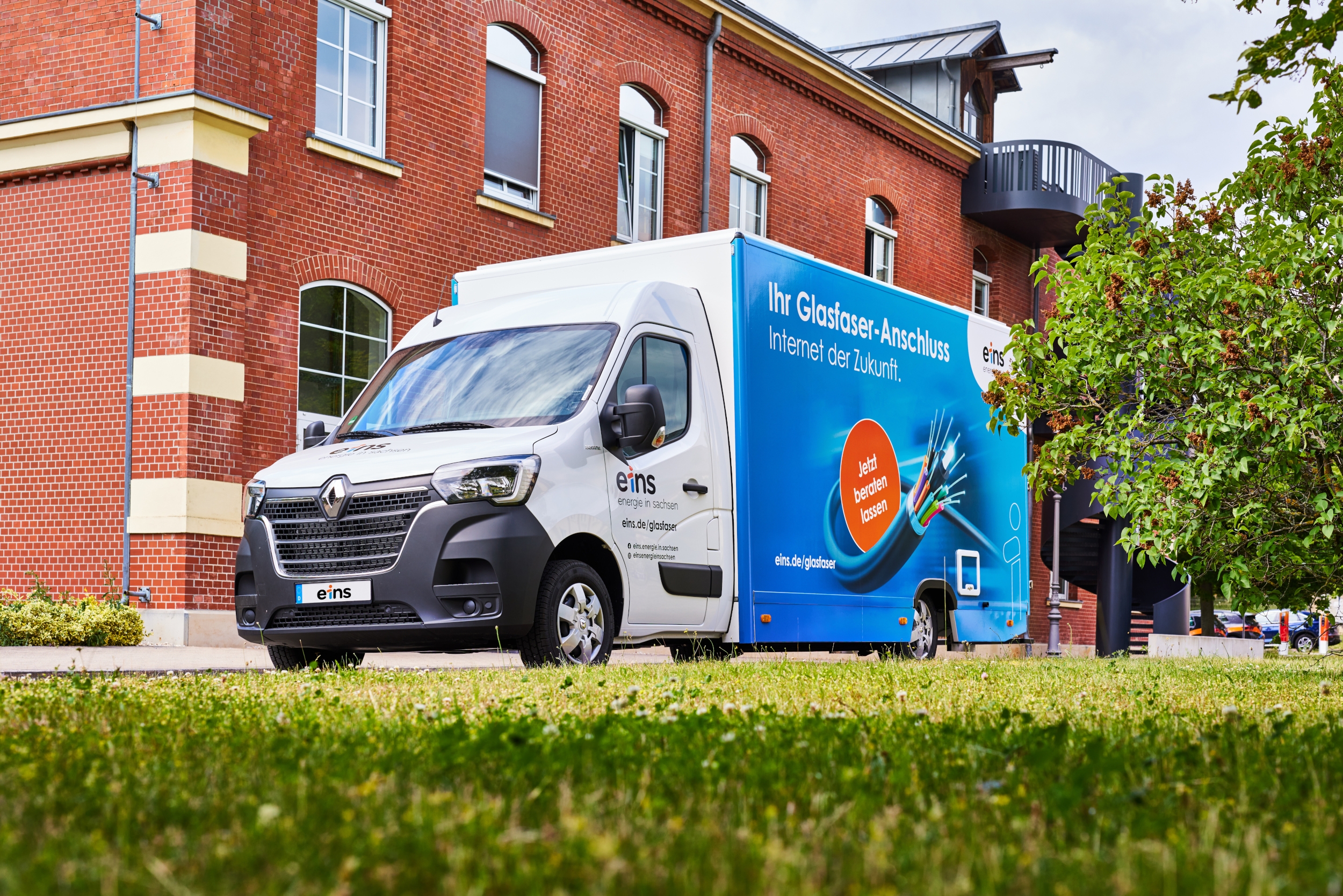 Das eins Glasfasermobil in der Seitenansicht