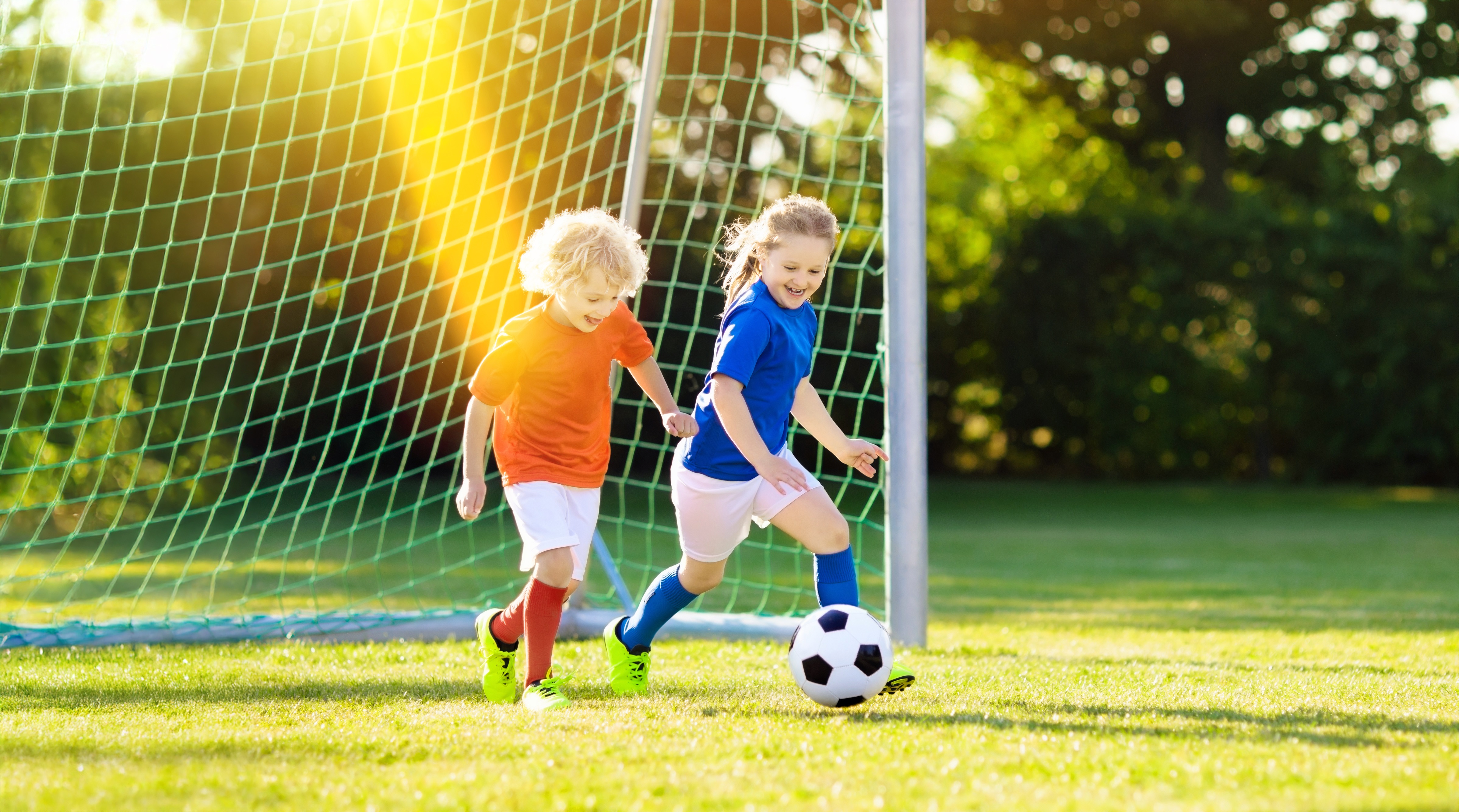 Kinder spielen Fussball.