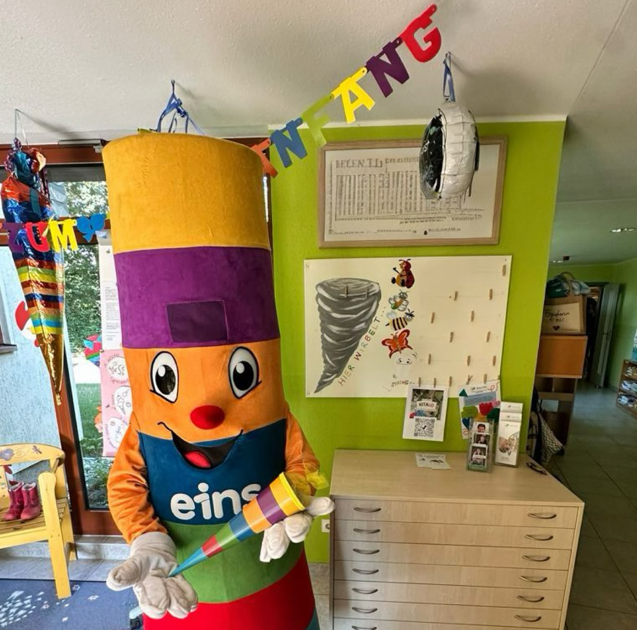 eins-Maskottchen Schorsch bei den gesponserten Zuckertütenfesten.