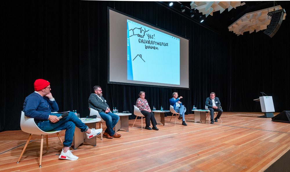 fünf Menschen bei einer Podiumsdiskussion