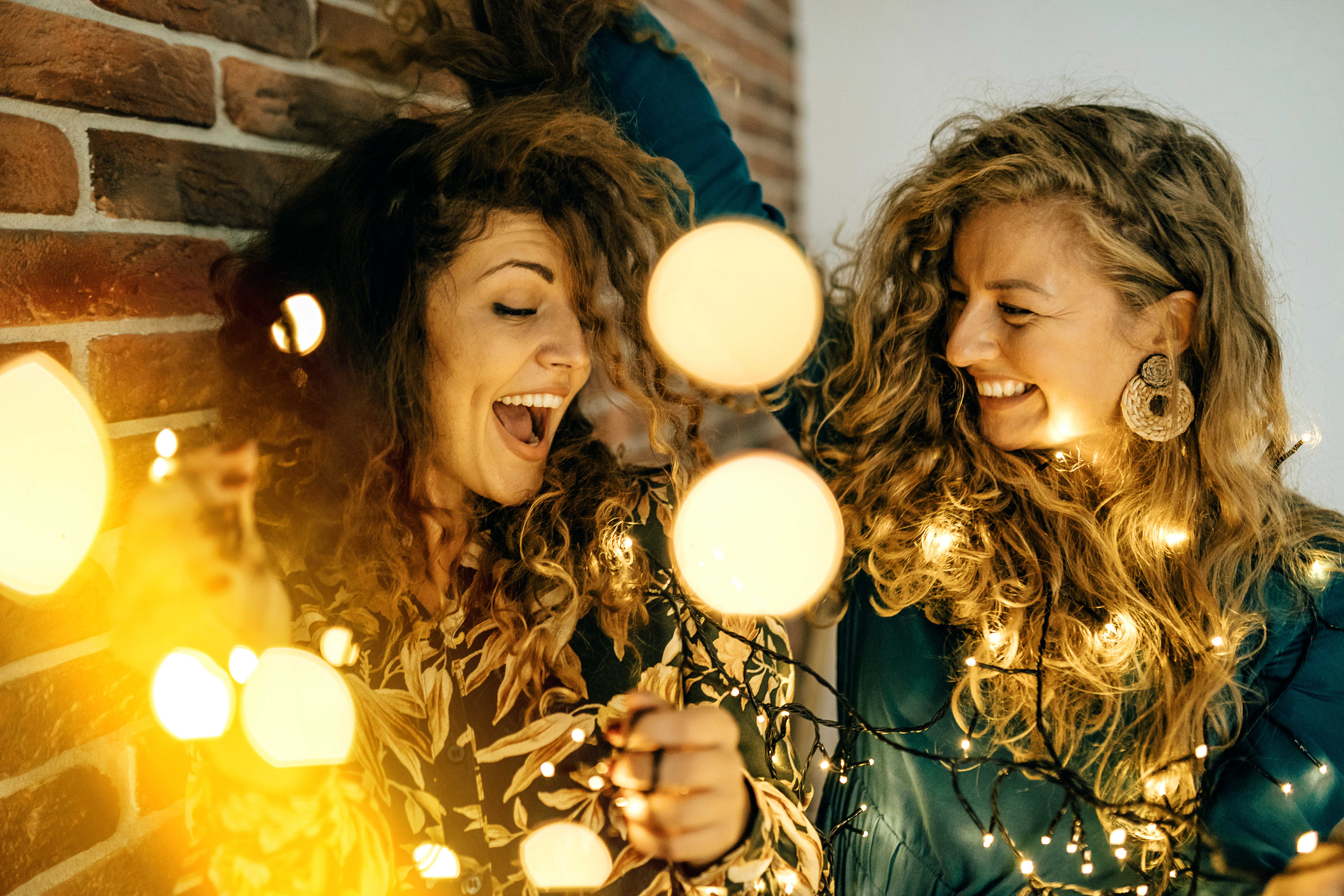 Zwei Frauen sich unter einer Lichterkette