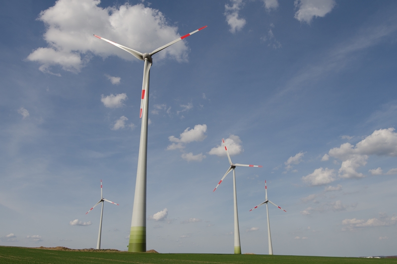 Windräder auf grüner Wiese