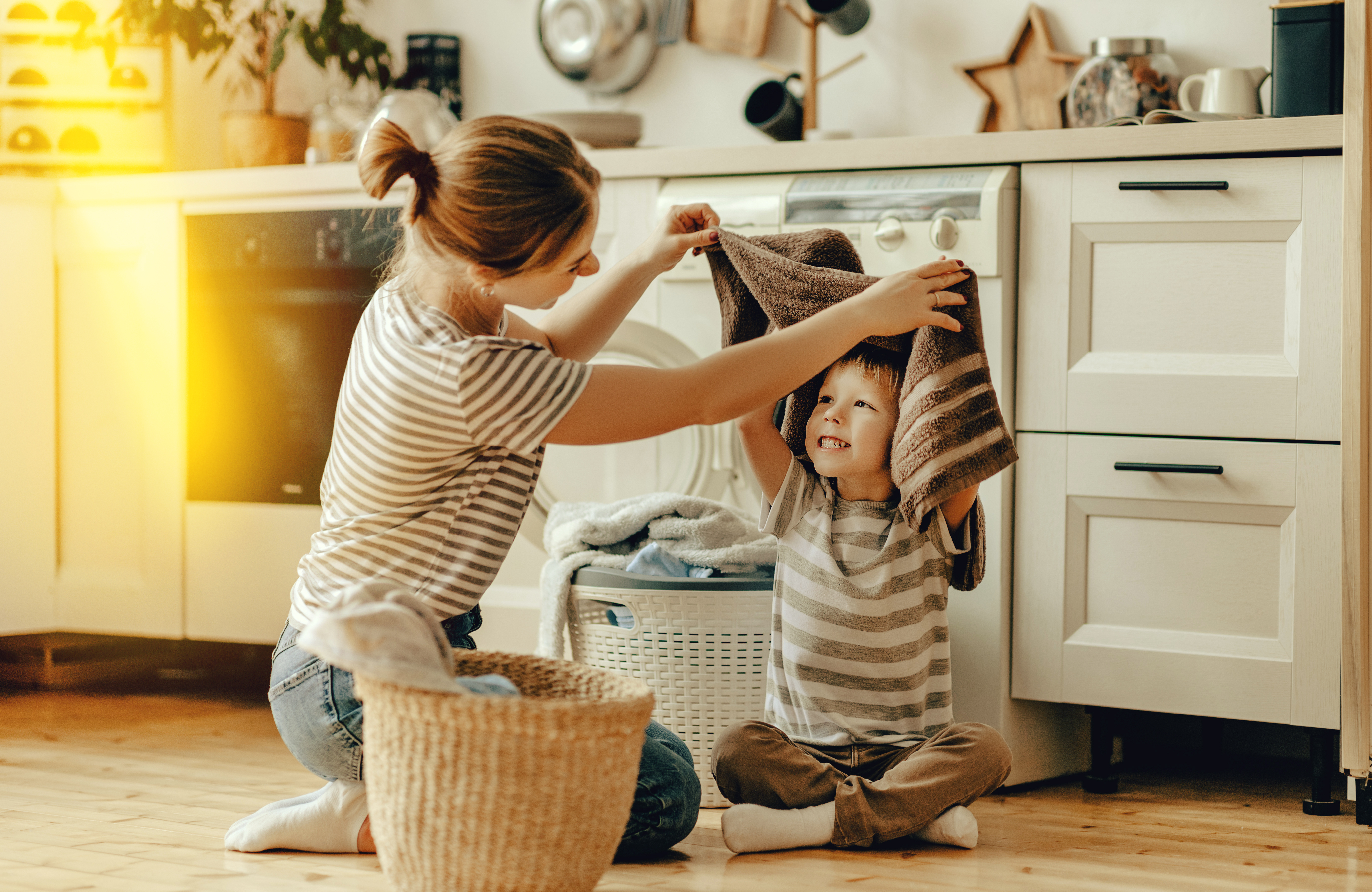 Frau sitzt mit E-Reader auf dem Sofa.