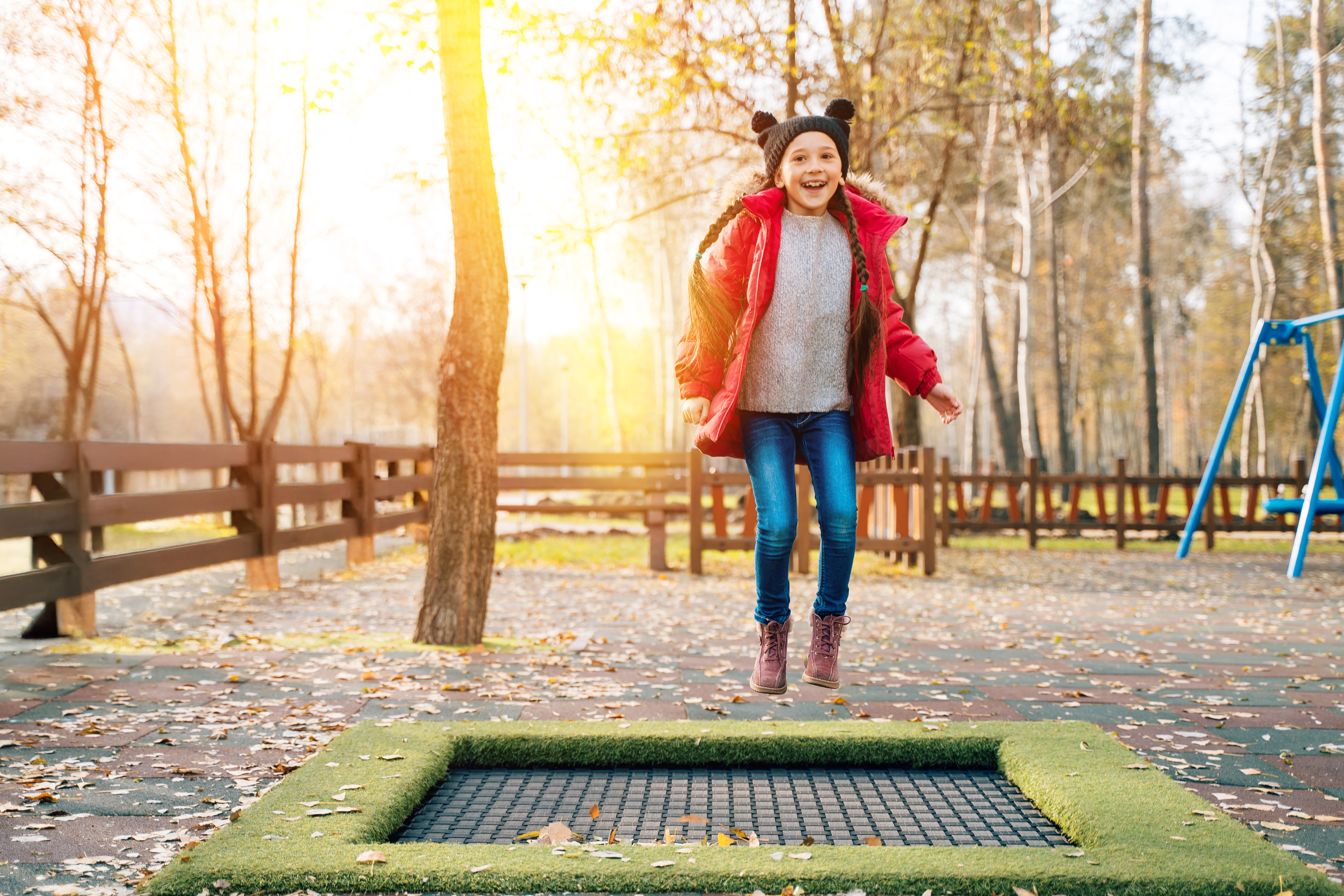 Kinder spielen Fussball.
