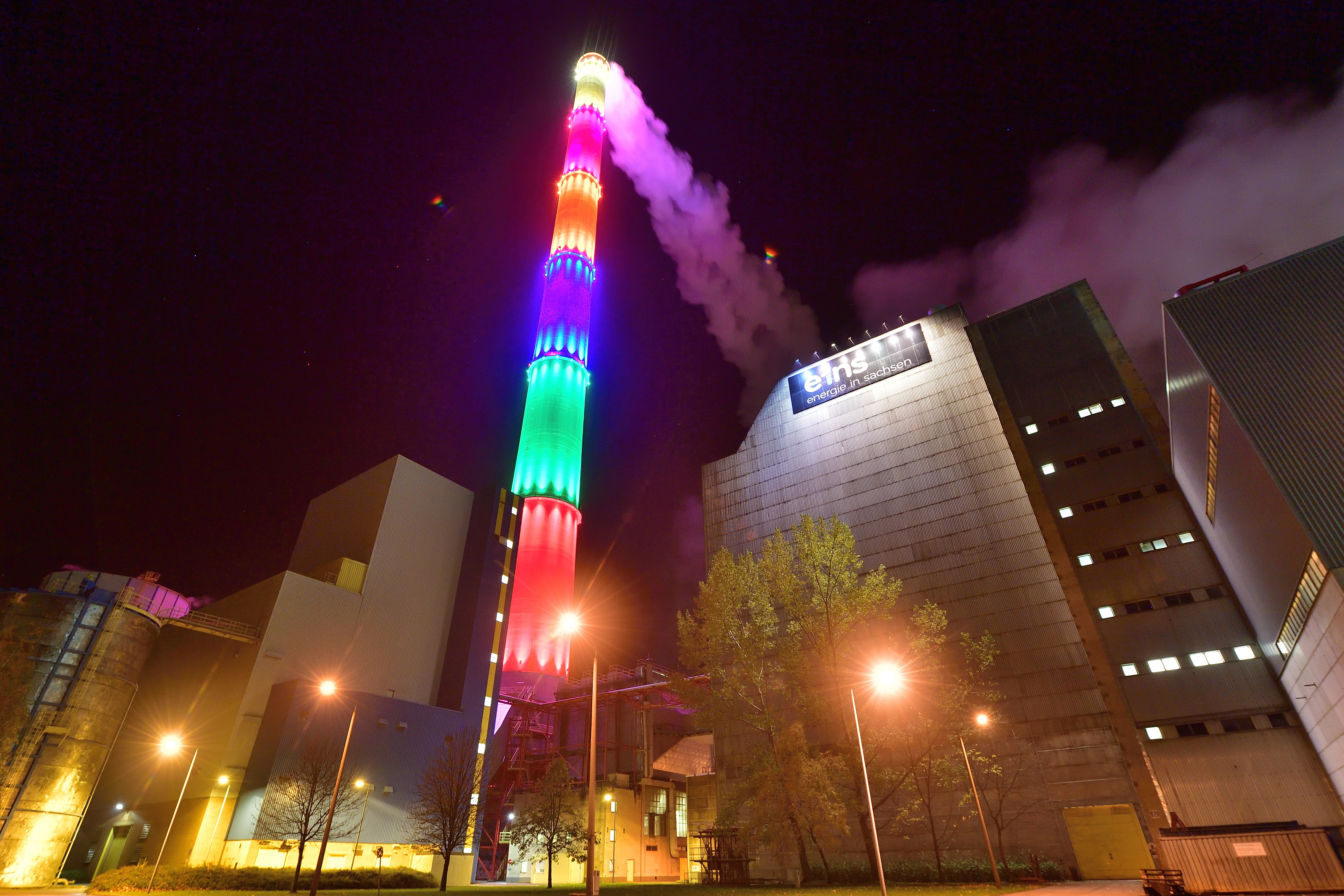 Bunt erläuchteter Schornstein bei Nacht