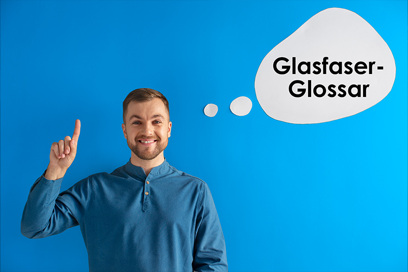 junger Mann mit Gedankenblase "Glasfaser-Glossar"