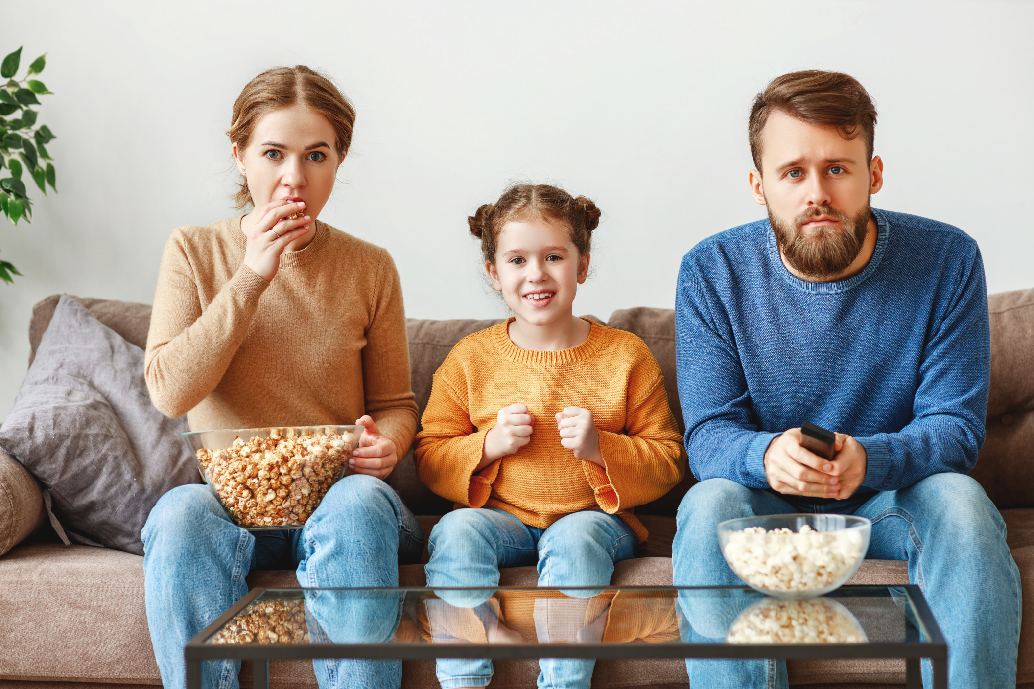 Familie schaut gespannt fern