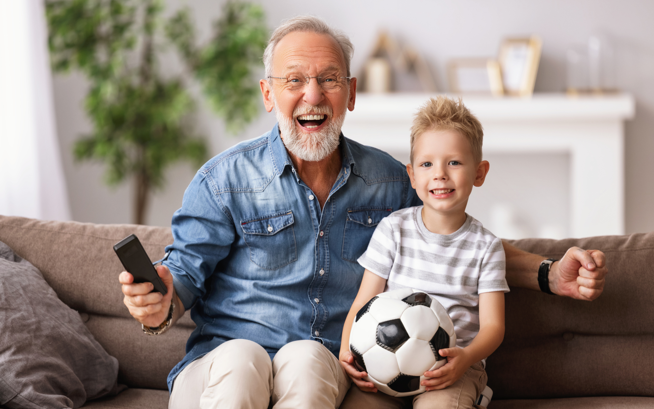 Großvater und Enkel schauen Fußball