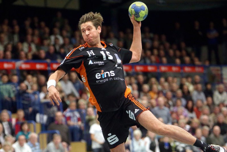 Handballer im Sprung mit Ball in der Hand