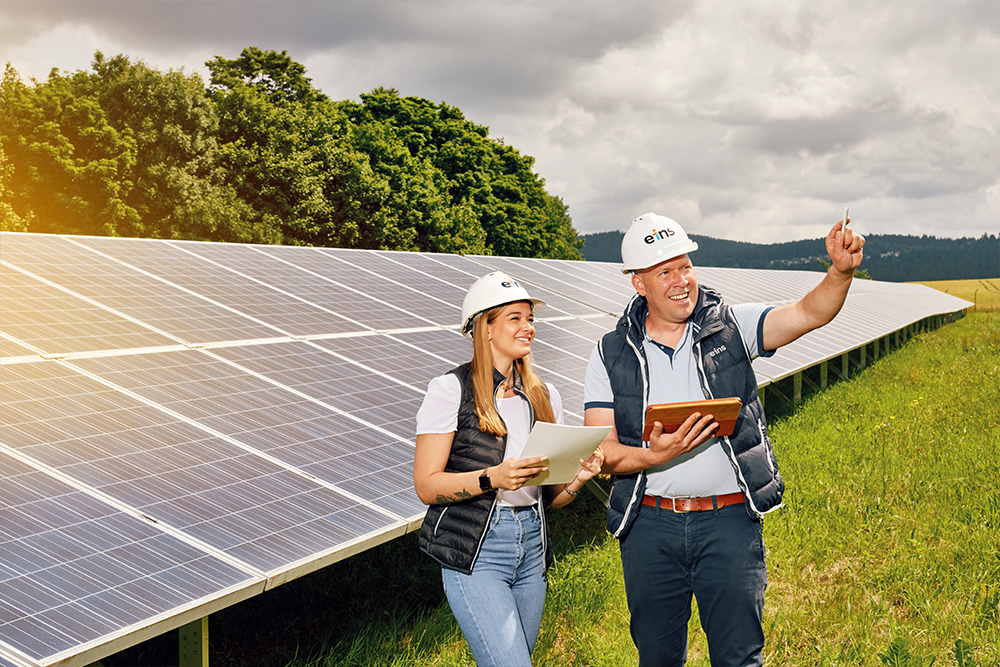 Techniker erklärt Kundin Photovoltaik-Anlage
