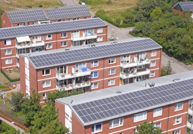Drei Mehrfamilienhausblöcke mit Photovoltaik auf dem Dach