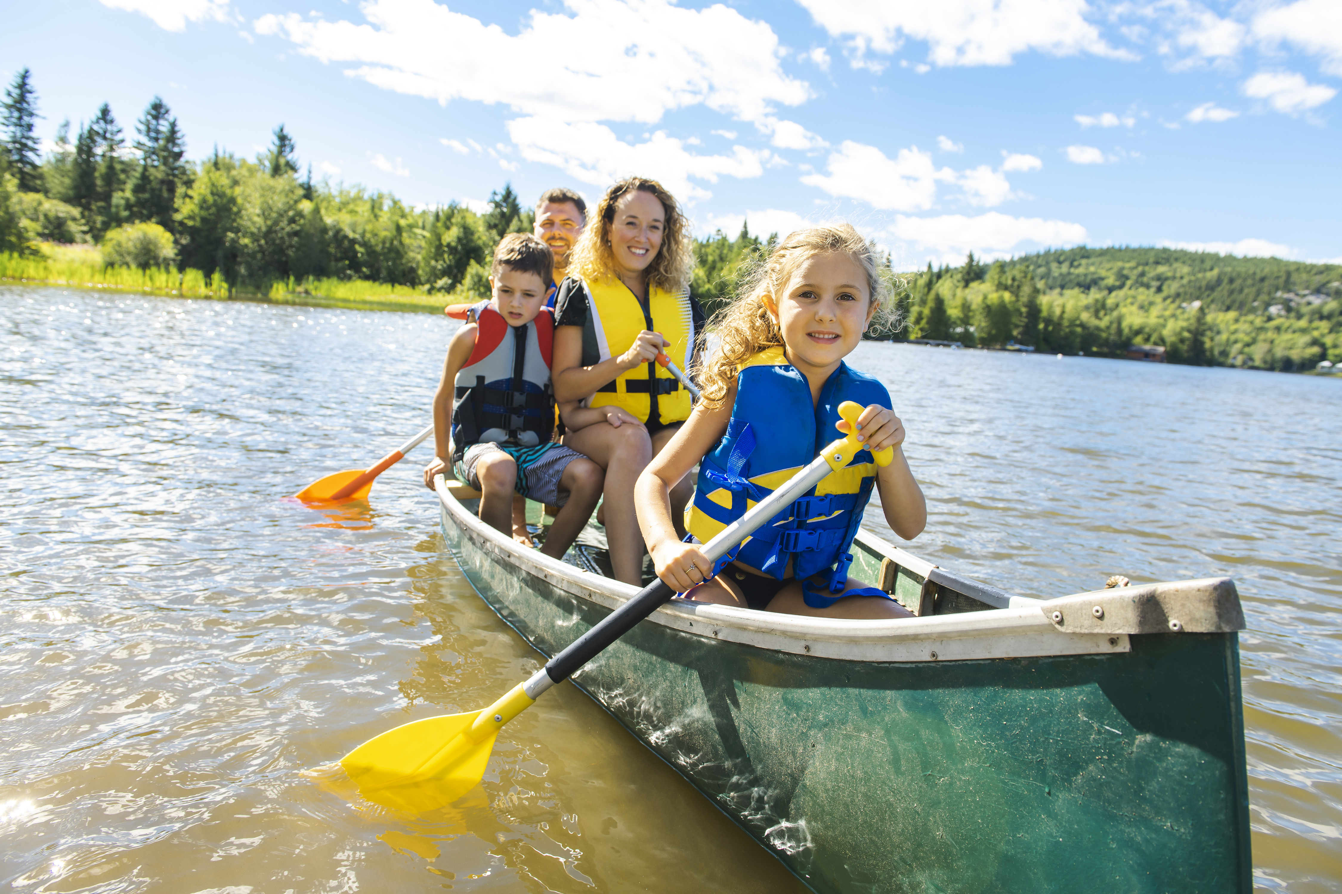 Familienausflug im Sommer auf dem Wasser.