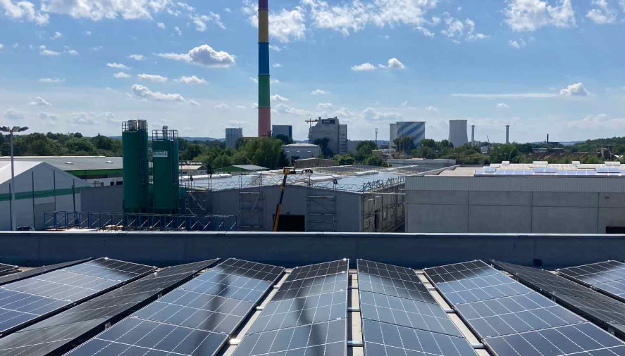 Solarflächen mit Schornstein von Chemnitz im Hintergrund.