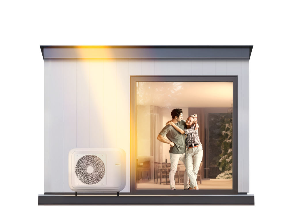 Junges Paar steht am Panoramafenster ihres modernen Hauses und schaut nach draußen während der Wärmepumpenstrom von eins sie innen wärmt